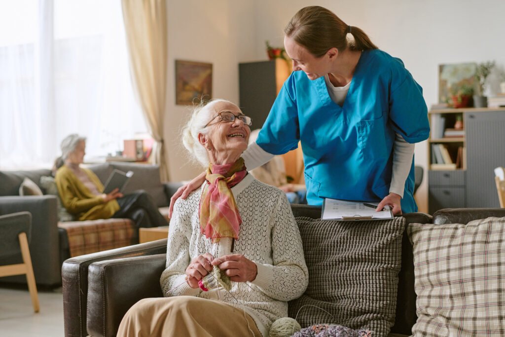Alltagsbegleitung in Gelsenkirchen durch eine Betreuungskraft bei einer Seniorin